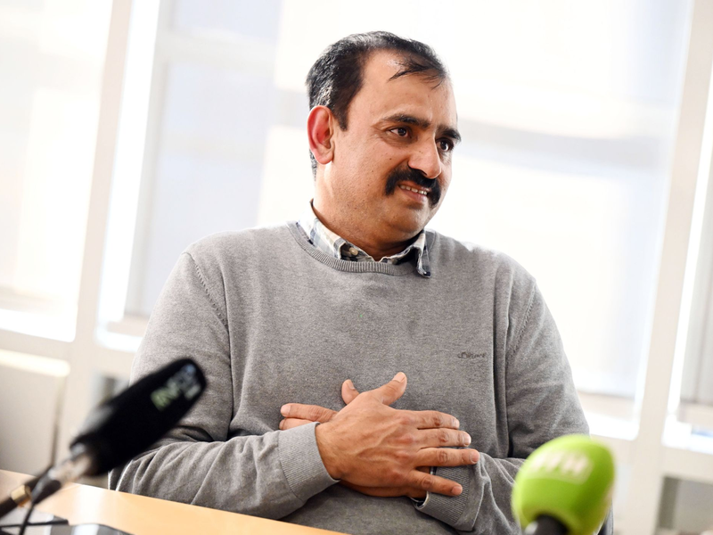 Der Mannheimer Oberbürgermeister Christian Specht (CDU) dankt ihm für sein Engagement.  - Foto: Uli Deck/dpa