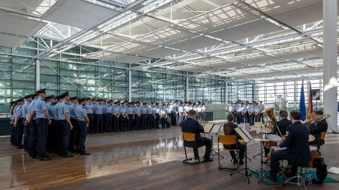Bundespolizeidirektion München: Willkommen im Dienst: 100 neue Bundespolizistinnen und Bundespolizisten verstärken die Bundespolizei am Flughafen München - Bild: presseportal.de