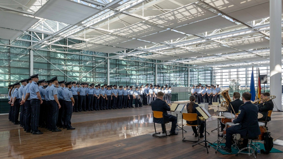 Bundespolizeidirektion München: Willkommen im Dienst: 100 neue Bundespolizistinnen und Bundespolizisten verstärken die Bundespolizei am Flughafen München - Foto: presseportal.de