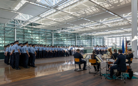 Bundespolizeidirektion München: Willkommen im Dienst: 100 neue Bundespolizistinnen und Bundespolizisten verstärken die Bundespolizei am Flughafen München - Foto: presseportal.de Bundespolizeidirektion München: Willkommen im Dienst: 100 neue Bundespolizistinnen und Bundespolizisten verstärken die Bundespolizei am Flughafen München - Foto: presseportal.de