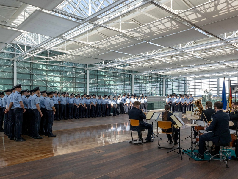 Bundespolizeidirektion München: Willkommen im Dienst: 100 neue Bundespolizistinnen und Bundespolizisten verstärken die Bundespolizei am Flughafen München - Foto: presseportal.de