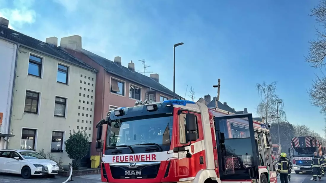 FW-NE: Ausgedehnter Zimmerbrand auf der Kölner Straße | Eine Person verstorben - Bild: presseportal.de