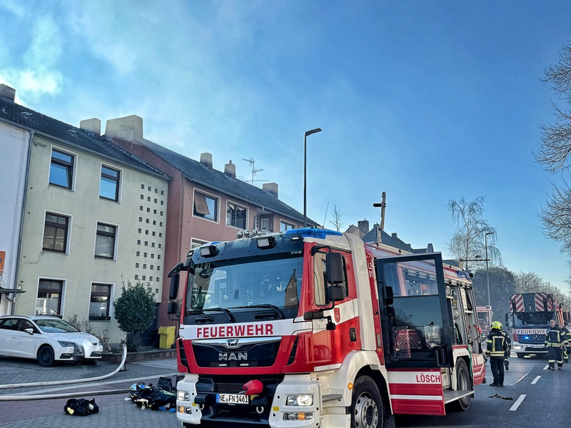 FW-NE: Ausgedehnter Zimmerbrand auf der Kölner StraĂe | Eine Person verstorben - Foto: presseportal.de