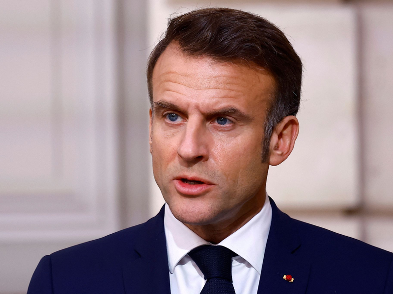Frankreichs Präsident Macron will bei einem Friedensschluss in der Ukraine als Sicherheitsgarantie auch Truppen dorthin entsenden. (Archivbild) - Foto: Sarah Meyssonnier/Reuters Pool/AP/dpa
