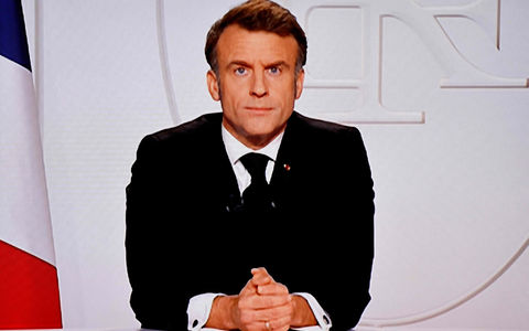 Frankreichs Präsident Macron prüft, ob auch Alliierte unter den Schutzschirm der französischen Atomwaffen rücken können. - Foto: Ludovic Marin/AFP/dpa