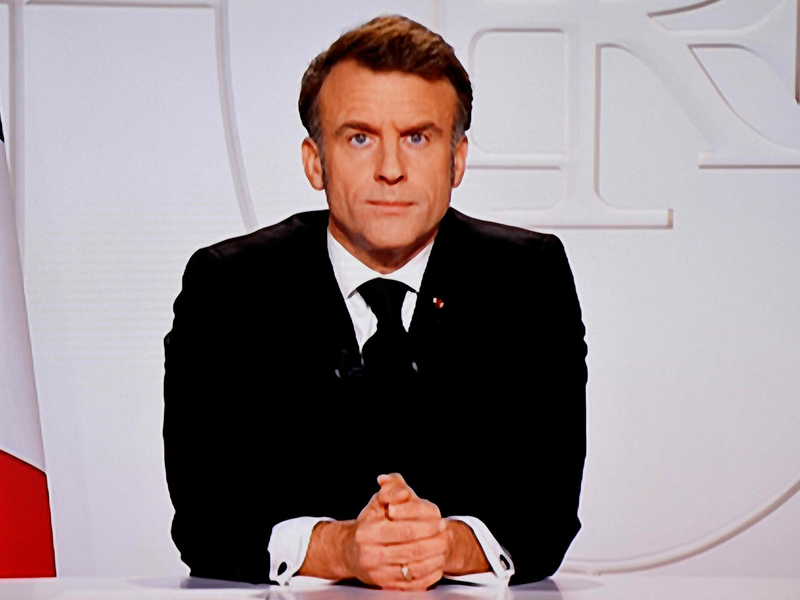 Frankreichs Präsident Macron prüft, ob auch Alliierte unter den Schutzschirm der französischen Atomwaffen rücken können. - Foto: Ludovic Marin/AFP/dpa