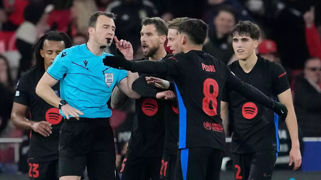 Der deutsche Schiedsrichter Felix Zwayer (2.v.l) hatte beim Spiel Benfica gegen Barcelona alle Hände zu tun. - Bild: Armando Franca/AP/dpa