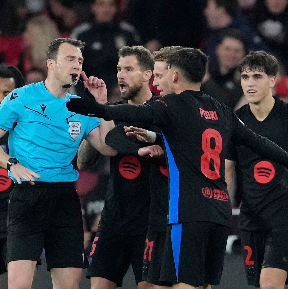 Der deutsche Schiedsrichter Felix Zwayer (2.v.l) hatte beim Spiel Benfica gegen Barcelona alle Hände zu tun. - Foto: Armando Franca/AP/dpa