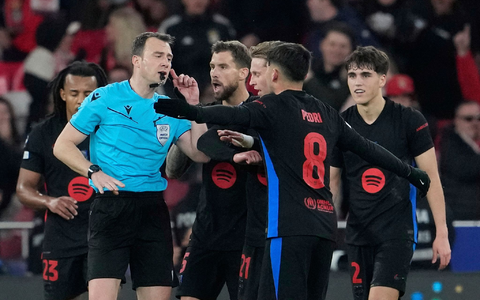 Der deutsche Schiedsrichter Felix Zwayer (2.v.l) hatte beim Spiel Benfica gegen Barcelona alle Hände zu tun. - Foto: Armando Franca/AP/dpa