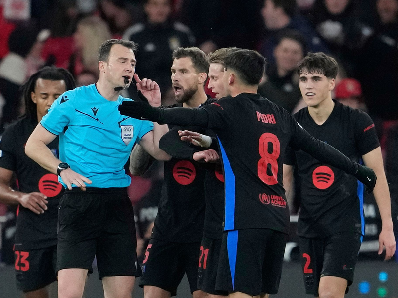 Der deutsche Schiedsrichter Felix Zwayer (2.v.l) hatte beim Spiel Benfica gegen Barcelona alle Hände zu tun. - Foto: Armando Franca/AP/dpa