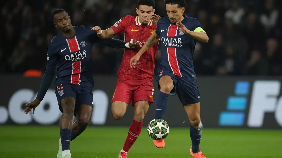 Nicht nur Liverpools Luis Diaz (M) hatte gegen die Pariser Willian Pacho (l) und Marquinhos mächtig Probleme.   - Bild: Christophe Ena/AP/dpa