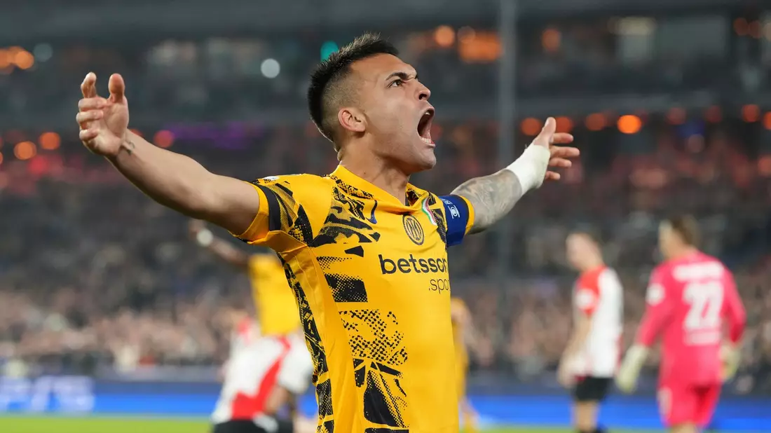 Inter-Kapitän und Torschütze Lautaro Martinez hatte mit seinen Teamkollegen in Rotterdam Grund zum Jubeln.    - Bild: Peter Dejong/AP/dpa