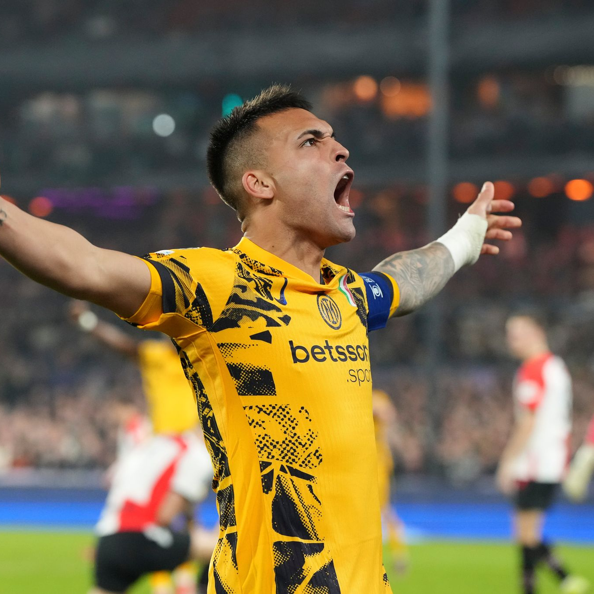 Inter-Kapitän und Torschütze Lautaro Martinez hatte mit seinen Teamkollegen in Rotterdam Grund zum Jubeln.    - Foto: Peter Dejong/AP/dpa