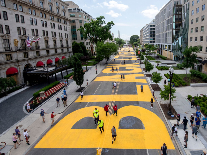 Der Schriftzug ist unweit des Weißen Hauses in Washington zu finden. (Archivbild) - Foto: Khalid Naji-Allah/Executive Office of the Mayor/AP/dpa