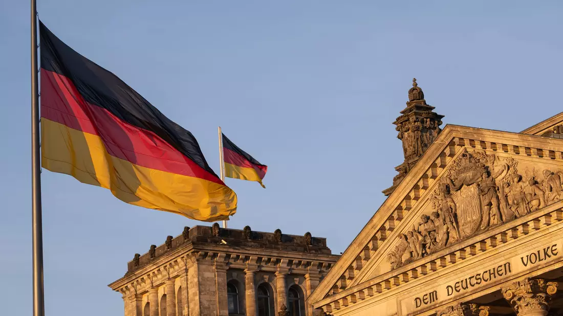 Ein neuer Bundestag ist gewählt, aber der alte tritt noch einmal in Aktion. - Bild: Hannes P. Albert/dpa