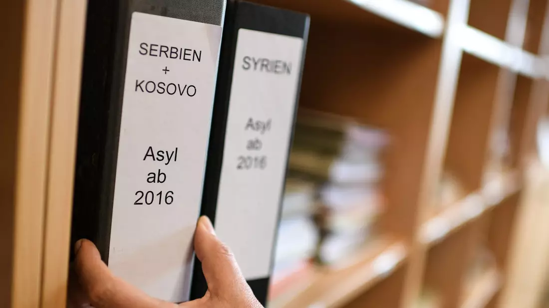 Gerichtliche Asylklageverfahren dauerten zuletzt im Schnitt 16,6 Monate. In Eilverfahren entschieden die Gerichte innerhalb von 32 bis 38 Tagen. Anhängig waren bundesweit zuletzt rund 136.000 Asylklagen. (Symbolbild) - Bild: Felix Kästle/dpa