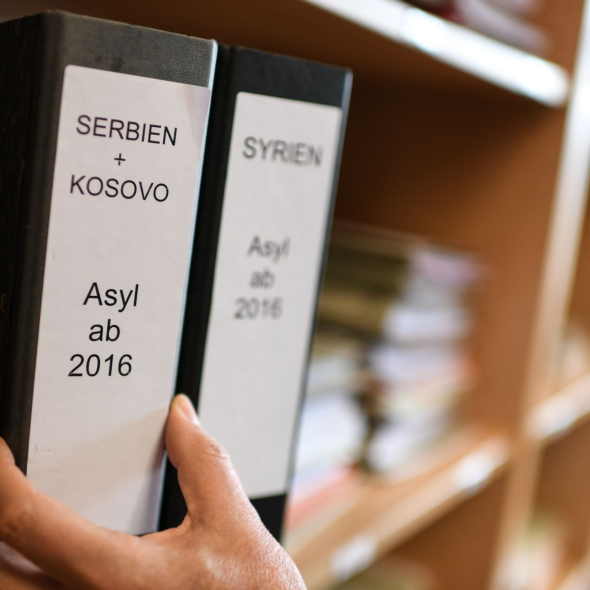 Gerichtliche Asylklageverfahren dauerten zuletzt im Schnitt 16,6 Monate. In Eilverfahren entschieden die Gerichte innerhalb von 32 bis 38 Tagen. Anhängig waren bundesweit zuletzt rund 136.000 Asylklagen. (Symbolbild) - Foto: Felix Kästle/dpa