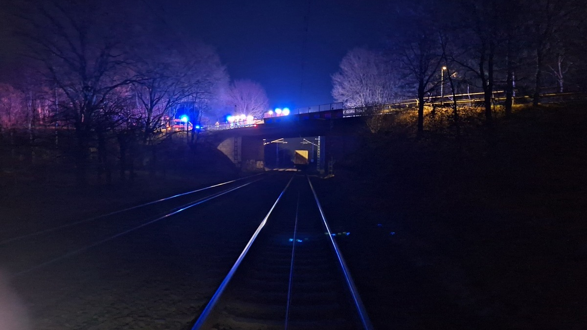 FW-ROW: +++Schuppenbrand in Heeslingen+++Vermeintlicher Personunfall mit einem Zug+++ - Foto: presseportal.de