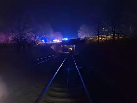 FW-ROW: +++Schuppenbrand in Heeslingen+++Vermeintlicher Personunfall mit einem Zug+++ - Foto: presseportal.de