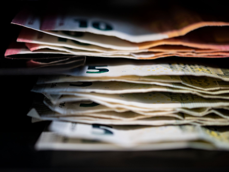 Unter den Superreichen in Deutschland gibt es deutlich mehr Männer. (Archivbild) - Foto: Marijan Murat/dpa/dpa-tmn