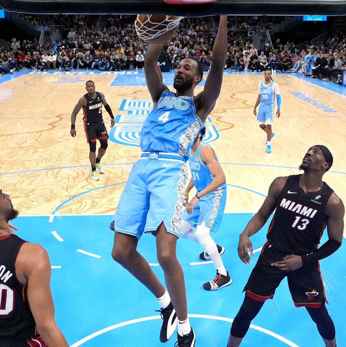 Die Cleveland Cavaliers haben als erstes NBA-Team der Saison die Playoffs sicher. - Foto: Sue Ogrocki/AP/dpa