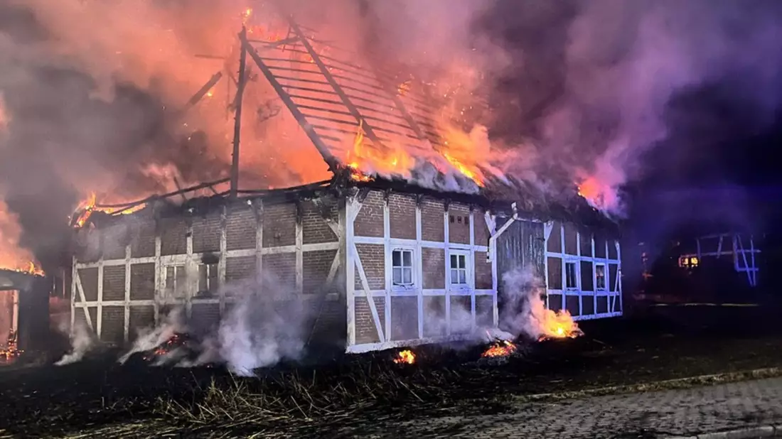 POL-STD: Großfeuer vernichtet drei Gebäude in Dollern - ca. 2,5 Millionen Euro Sachschaden - Bild: presseportal.de