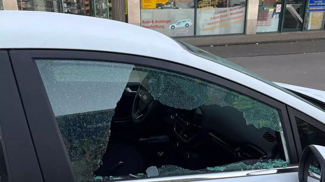 POL-RBK: Bergisch Gladbach - Scheiben an drei Pkw eingeschlagen, zwei Tankkarten gestohlen - Bild: presseportal.de