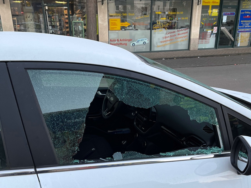 POL-RBK: Bergisch Gladbach - Scheiben an drei Pkw eingeschlagen, zwei Tankkarten gestohlen - Foto: presseportal.de