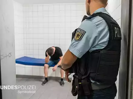 Bundespolizeidirektion München: Glas- und Flaschenwürfe an Bahnsteigen - zwei verletzte Beamte - Foto: presseportal.de