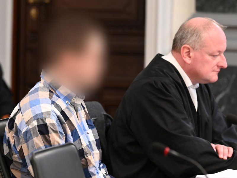 Ein 28-Jähriger soll in Tirpersdorf im Vogtland seine Mutter und seine Großeltern mit einer Axt erschlagen haben. Seit Donnerstag wird der Fall am Landgericht Zwickau verhandelt. - Foto: Elisa Schu/dpa