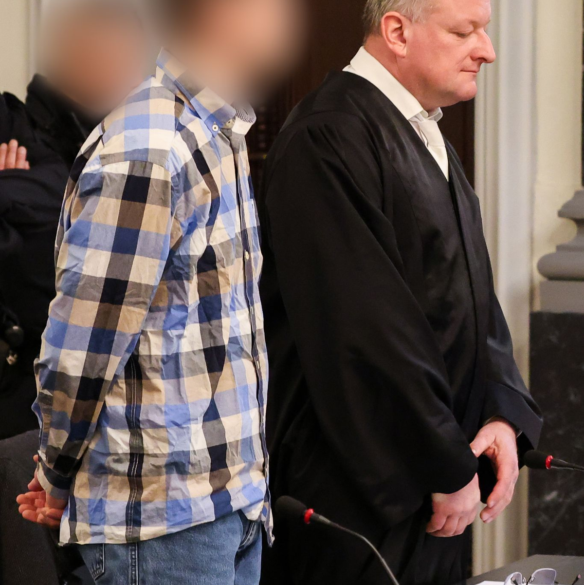 Wegen Mordes an seiner Mutter und Großeltern angeklagt: Ein 28-Jähriger steht in Zwickau vor Gericht. - Foto: Jan Woitas/dpa