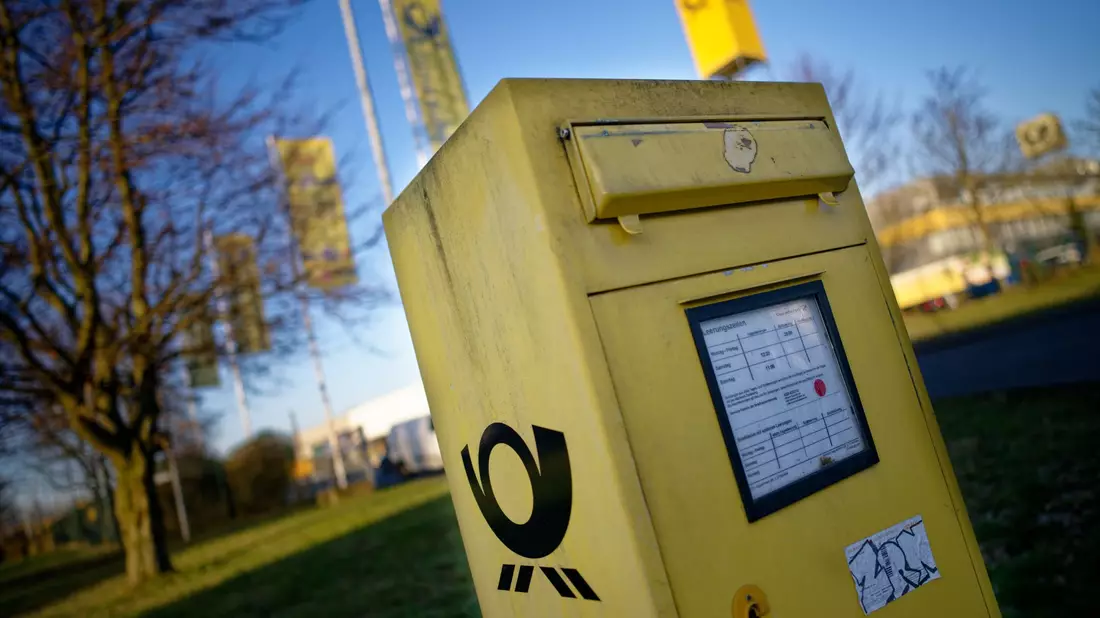 Die Post baut in Deutschland bis zum Jahresende 8.000 Stellen ab. Folgen noch weitere Stellenstreichungen? - Bild: Henning Kaiser/dpa