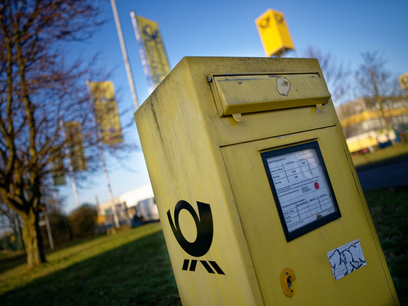 Die Post baut in Deutschland bis zum Jahresende 8.000 Stellen ab. Folgen noch weitere Stellenstreichungen? - Foto: Henning Kaiser/dpa