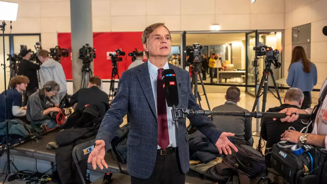 Der Erste Parlamentarische Geschäftsführer der AfD-Fraktion Bernd Baumann kündigt eine mögliche Klage wegen der geplanten Abstimmungen im Bundestag an. - Bild: Michael Kappeler/dpa
