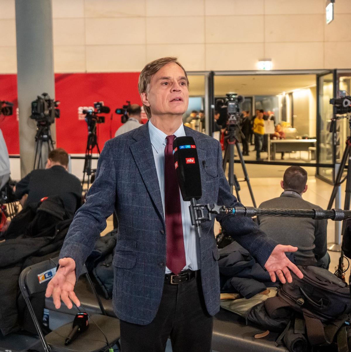 Der Erste Parlamentarische Geschäftsführer der AfD-Fraktion Bernd Baumann kündigt eine mögliche Klage wegen der geplanten Abstimmungen im Bundestag an. - Foto: Michael Kappeler/dpa