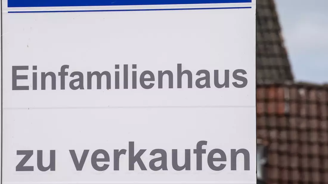 Hausverkauf: Der Frankfurter Immobilienmakler Von Poll Immobilien könnte den Besitzer wechseln (Archivbild) - Bild: Marcus Brandt/dpa