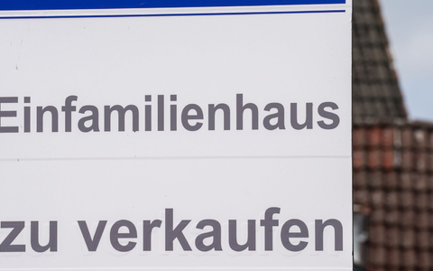 Bei einer Maklerprovision für Einfamilienhäuser gelten andere Regeln als für Mehrfamilienhäuser und Gewerbeimmobilien. - Foto: Marcus Brandt/dpa