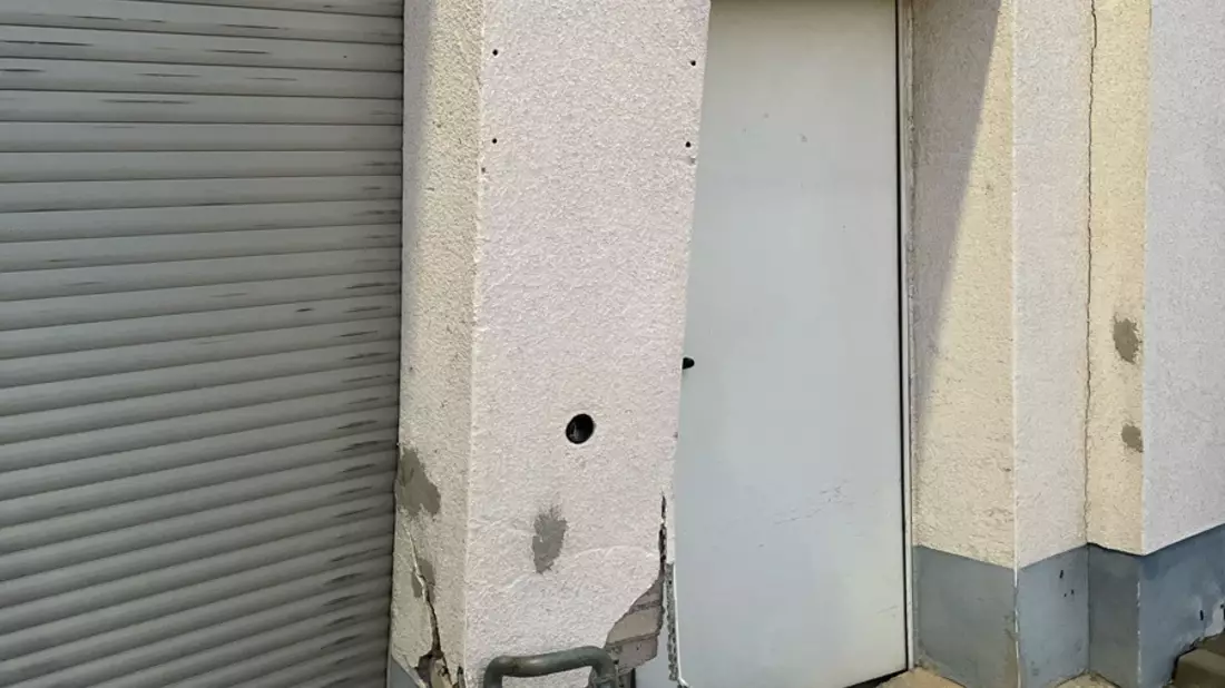 LPI-J: Beim Rangieren gegen Hauswand gefahren - hoher Sachschaden - Bild: presseportal.de
