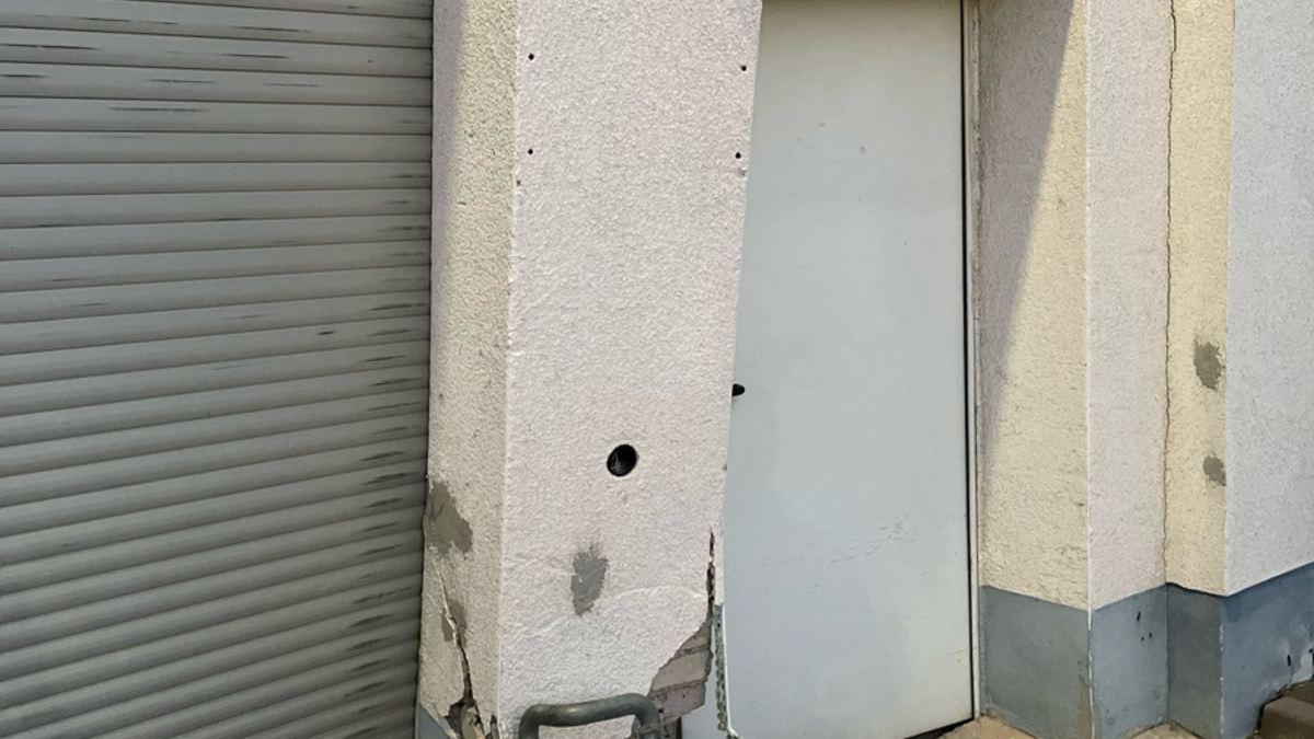 LPI-J: Beim Rangieren gegen Hauswand gefahren - hoher Sachschaden - Foto: presseportal.de