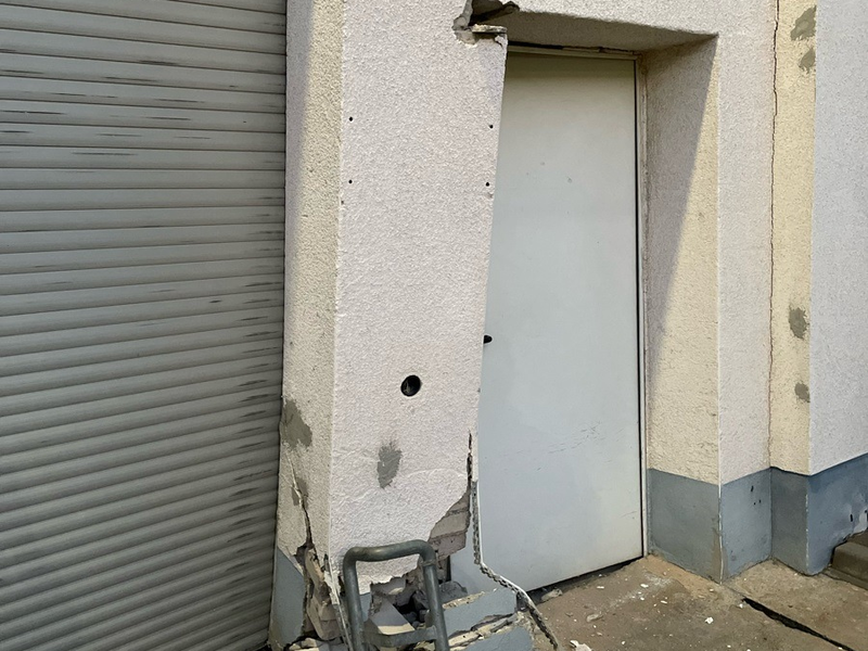 LPI-J: Beim Rangieren gegen Hauswand gefahren - hoher Sachschaden - Foto: presseportal.de