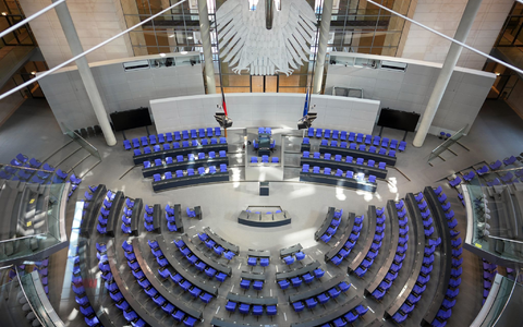 Im Bundestag muss umgebaut werden. Es gibt weniger Sitze und Parteien im neugewählten Parlament. - Foto: Michael Kappeler/dpa