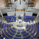 Im Bundestag muss umgebaut werden. Es gibt weniger Sitze und Parteien im neugewählten Parlament. - Foto: Michael Kappeler/dpa