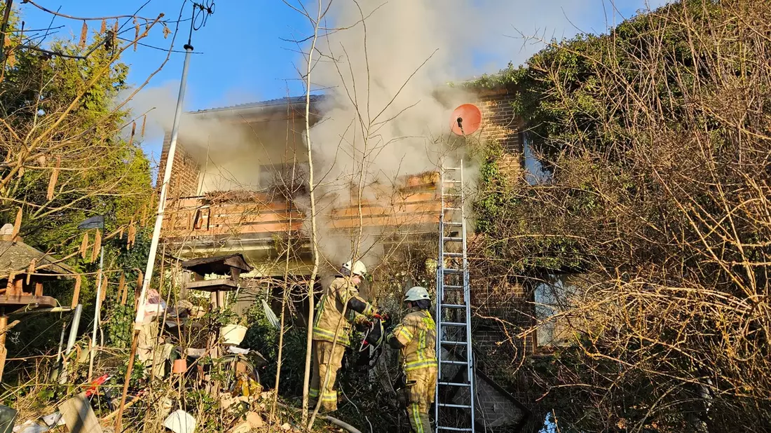 FW Lehrte: Zimmerbrand in Sievershausen: Schwierige Brandbekämpfung durch massive Müllmengen - Bild: presseportal.de