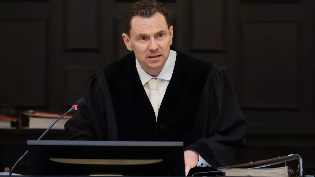Richter Jörg Burmeister eröffnet in Zwickau den Prozess gegen einen 28-Jährigen wegen dreifachen Mordes an seiner Mutter und seinen Großeltern.  - Bild: Elisa Schu/dpa