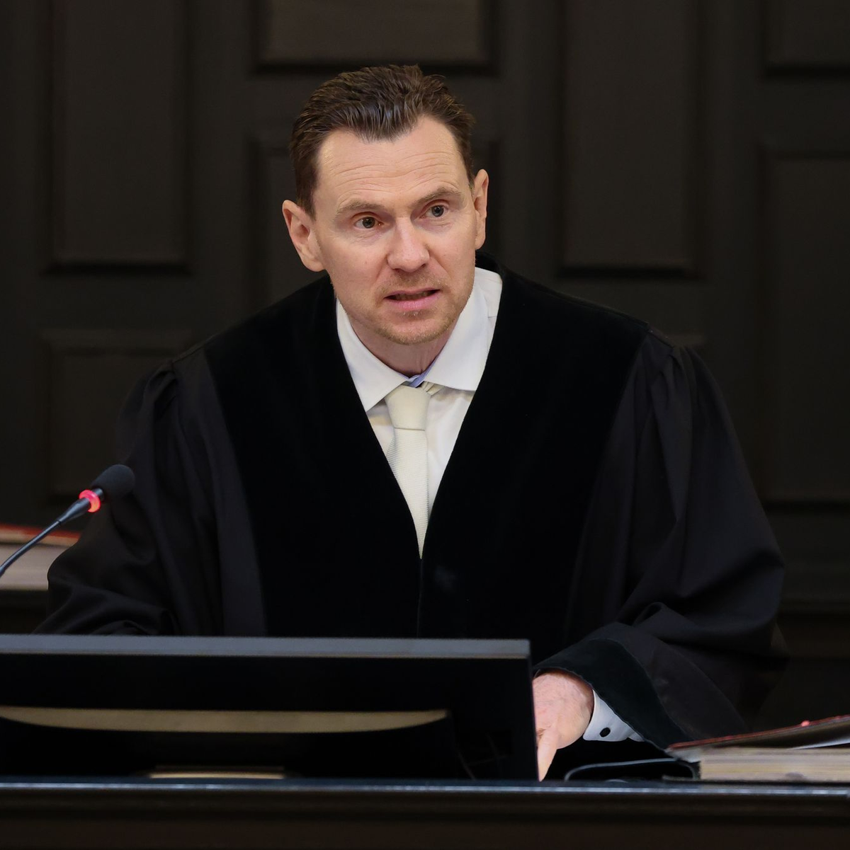 Richter Jörg Burmeister eröffnet in Zwickau den Prozess gegen einen 28-Jährigen wegen dreifachen Mordes an seiner Mutter und seinen Großeltern.  - Foto: Elisa Schu/dpa