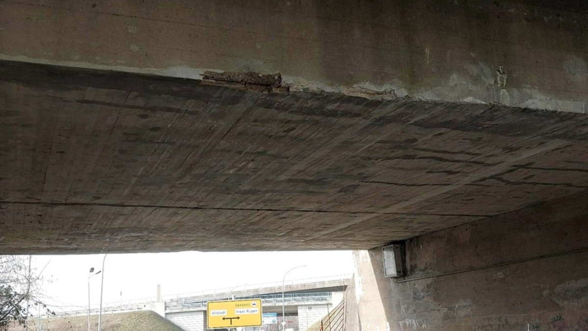 BPOL-HST: LKW-Fahrer verursacht Brückenschaden - Foto: presseportal.de