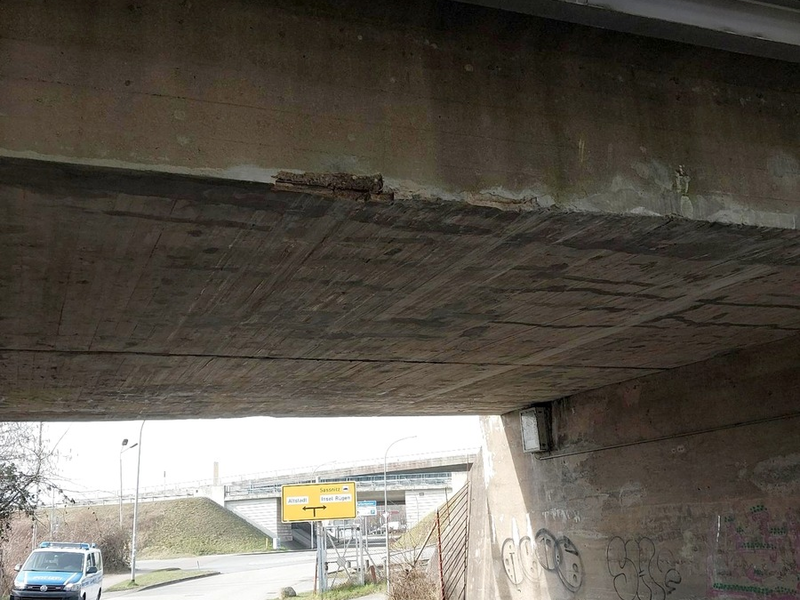 BPOL-HST: LKW-Fahrer verursacht Brückenschaden - Foto: presseportal.de