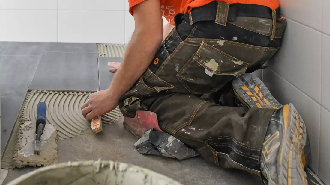 Fliesenleger: Das deutsche Handwerk beklagt einen Mangel an Nachwuchs. (Archivbild) - Bild: Patrick Pleul/dpa-Zentralbild/dpa