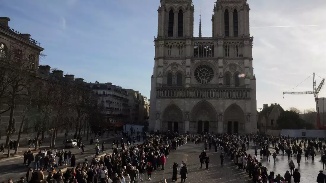 Nach sechsjähriger Renovierung sollen ab 20. September wieder die beiden Türme der Pariser Notre-Dame öffnen. (Archivbild) - Bild: Thibault Camus/AP/dpa