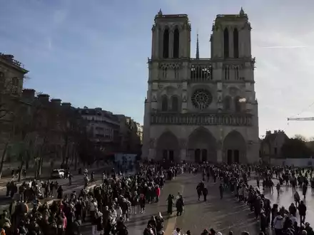 Nach sechsjähriger Renovierung sollen ab 20. September wieder die beiden Türme der Pariser Notre-Dame öffnen. (Archivbild) - Foto: Thibault Camus/AP/dpa